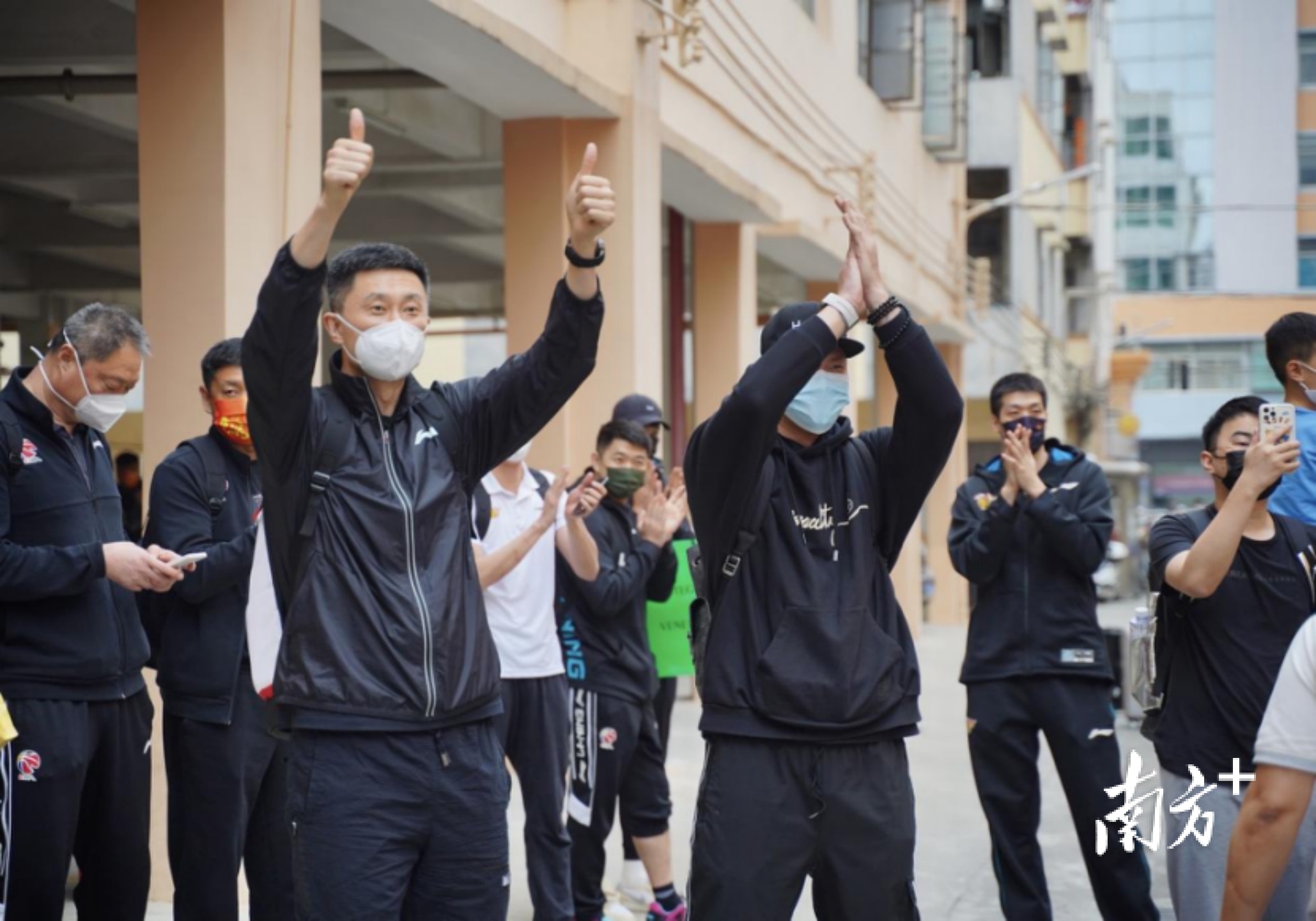 4月17日下午,广东宏远队回莞,主教练杜锋向球迷致谢。 4月17日下午,广东宏远队回莞,主教练杜锋向球迷致谢。