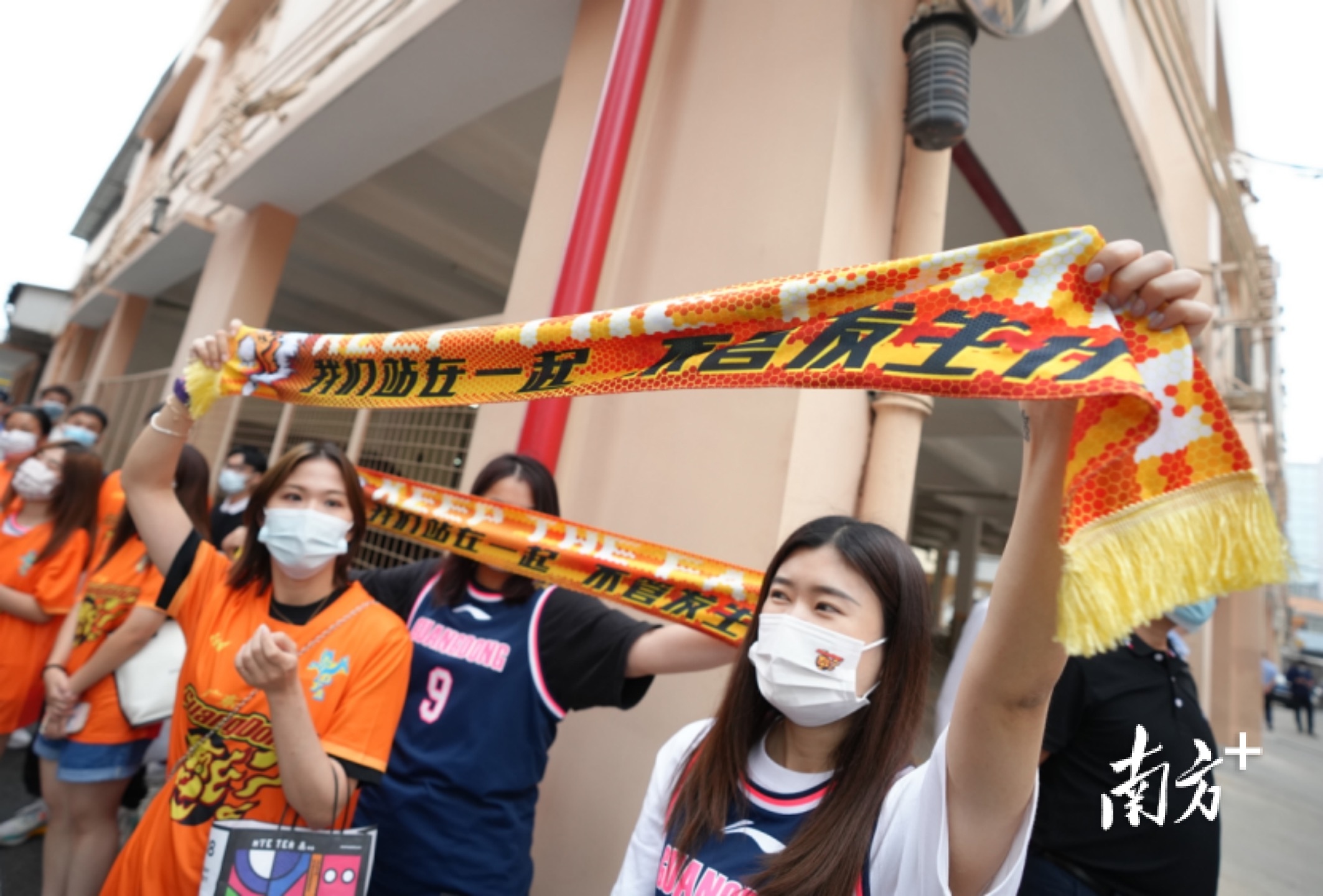 4月17日下午,广东宏远队回莞,球迷们前来为其加油鼓劲。 4月17日下午,广东宏远队回莞,球迷们前来为其加油鼓劲。