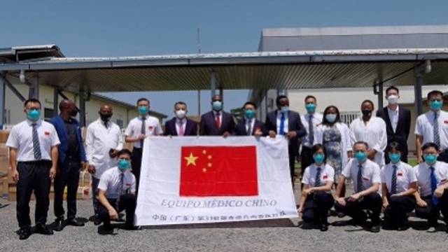 中国第31批援赤道几内亚医疗队向当地捐赠医疗药械