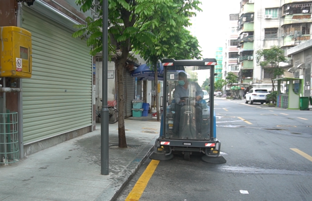 海棠村小区物业对路面进行清洁。