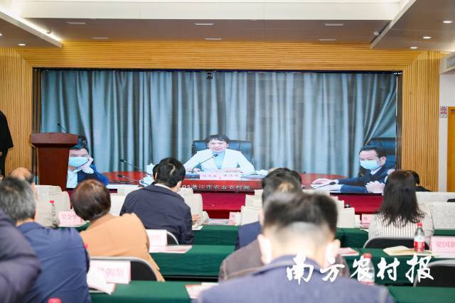 湛江市委常委程凤英作报告。 湛江市委常委程凤英作报告。