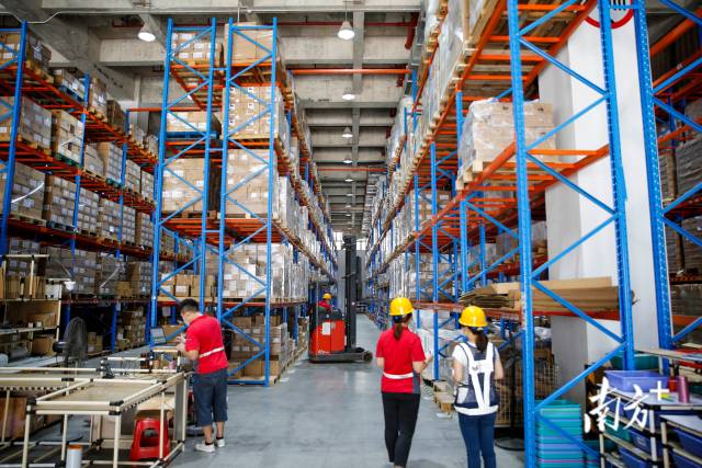 前海综合保税区仓库,工作人员在整理货物.