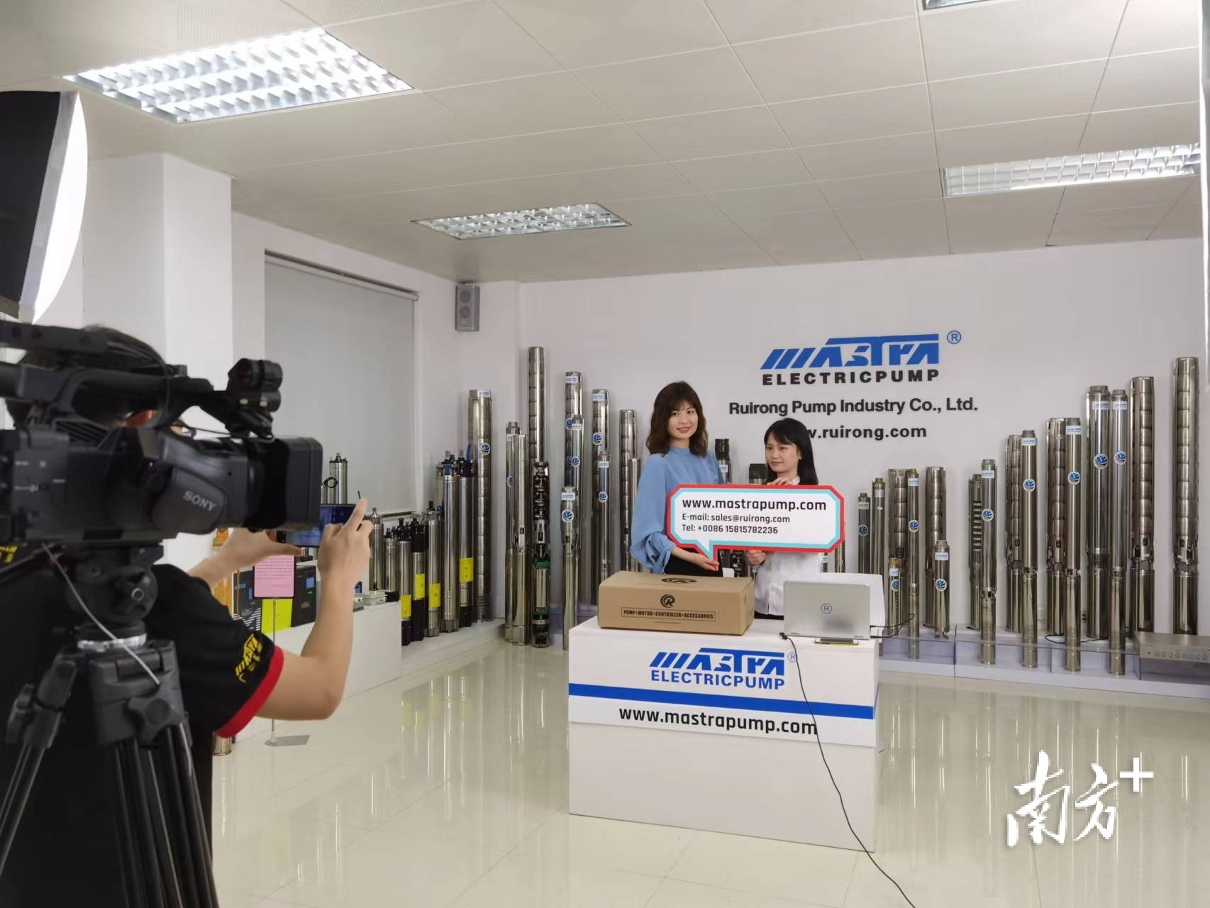 广交会期间，瑞荣的销售团队进行24小时直播，全天候服务客商“不掉线”。受访者供图