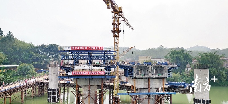 文旅桥项目现场，施工方正进行现浇箱梁0号块挂篮施工。廖夏欣 摄