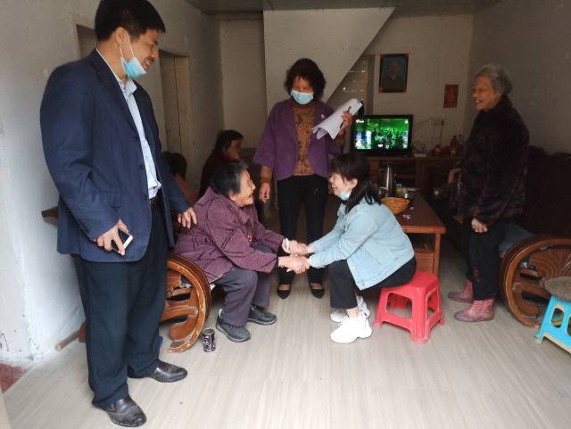 李书记和脱贫户老奶奶交谈，了解老奶奶的生活和健康情况。