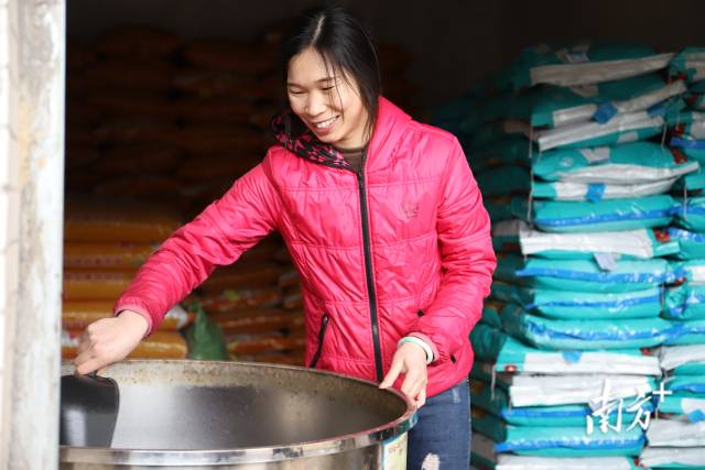 在南雄市湖口镇姜子塘村，水产养殖户利用邮储银行提供的乡村振兴金融服务政策，申请了优惠利率贷款，有效降低了融资成本，扩大鲈鱼养殖规模。