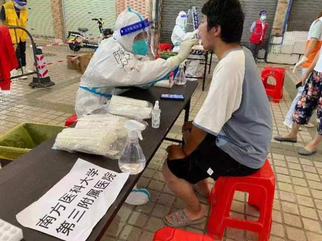 主人公爸爸正在核酸采样。