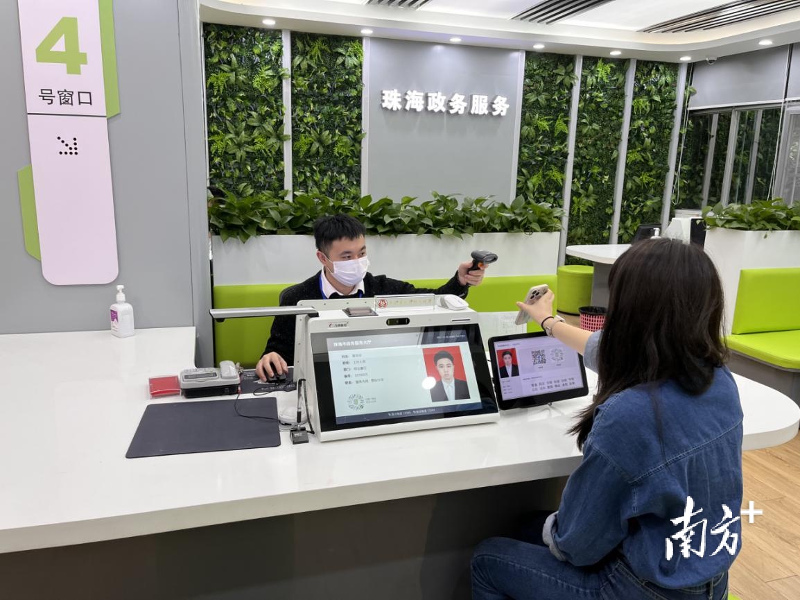 珠海市政务服务大厅增设“办不成事”反映窗口，图为市民正在办理个人业务。  南方+ 钱文攀 拍摄