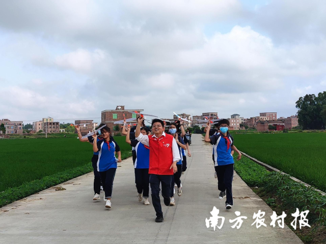 打卡“航天热”，驻鳌头镇帮镇扶村工作队点亮少年“摘星梦”