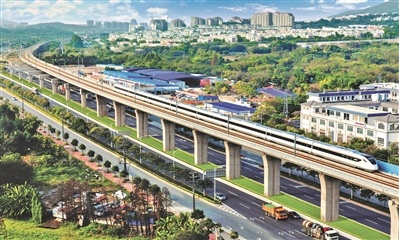 广州地铁全面布局“地铁+城际+”业务形态，积极推进珠三角城际轨道项目承接、公司接管等工作。