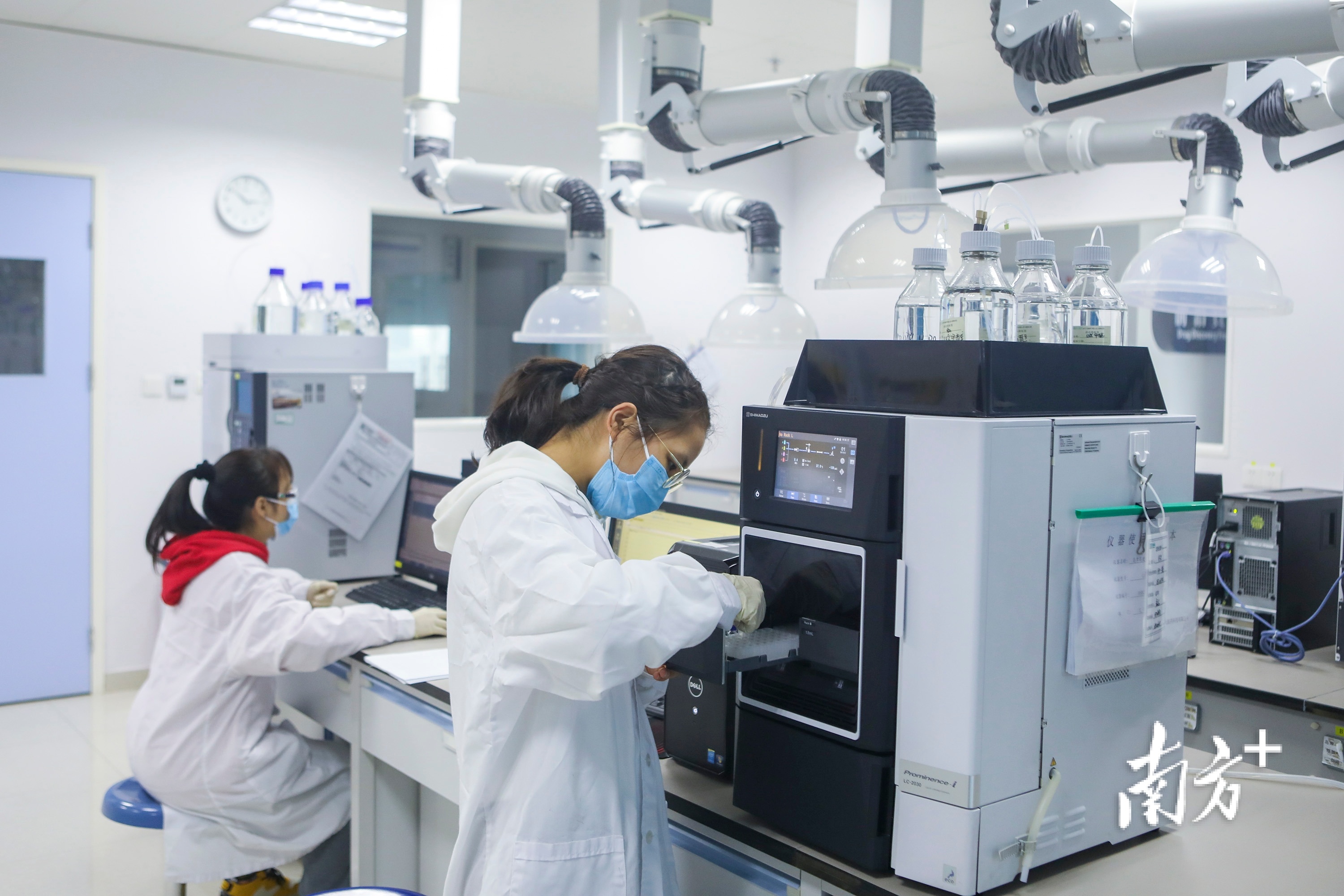 图为深圳一科技公司实验室研发现场.朱洪波 摄 