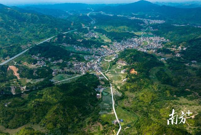 4月23日,梅州市五华县棉洋镇绿水村被群山环绕,风光独好.李远宏 摄