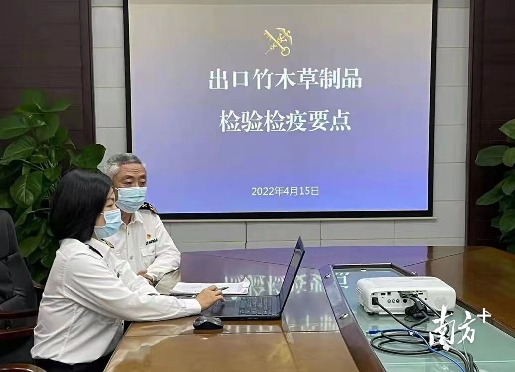 佛山海关关员通过移动远程监管系统向企业人员宣讲出口竹木草制品检验检疫要求。 佛山海关关员通过移动远程监管系统向企业人员宣讲出口竹木草制品检验检疫要求。