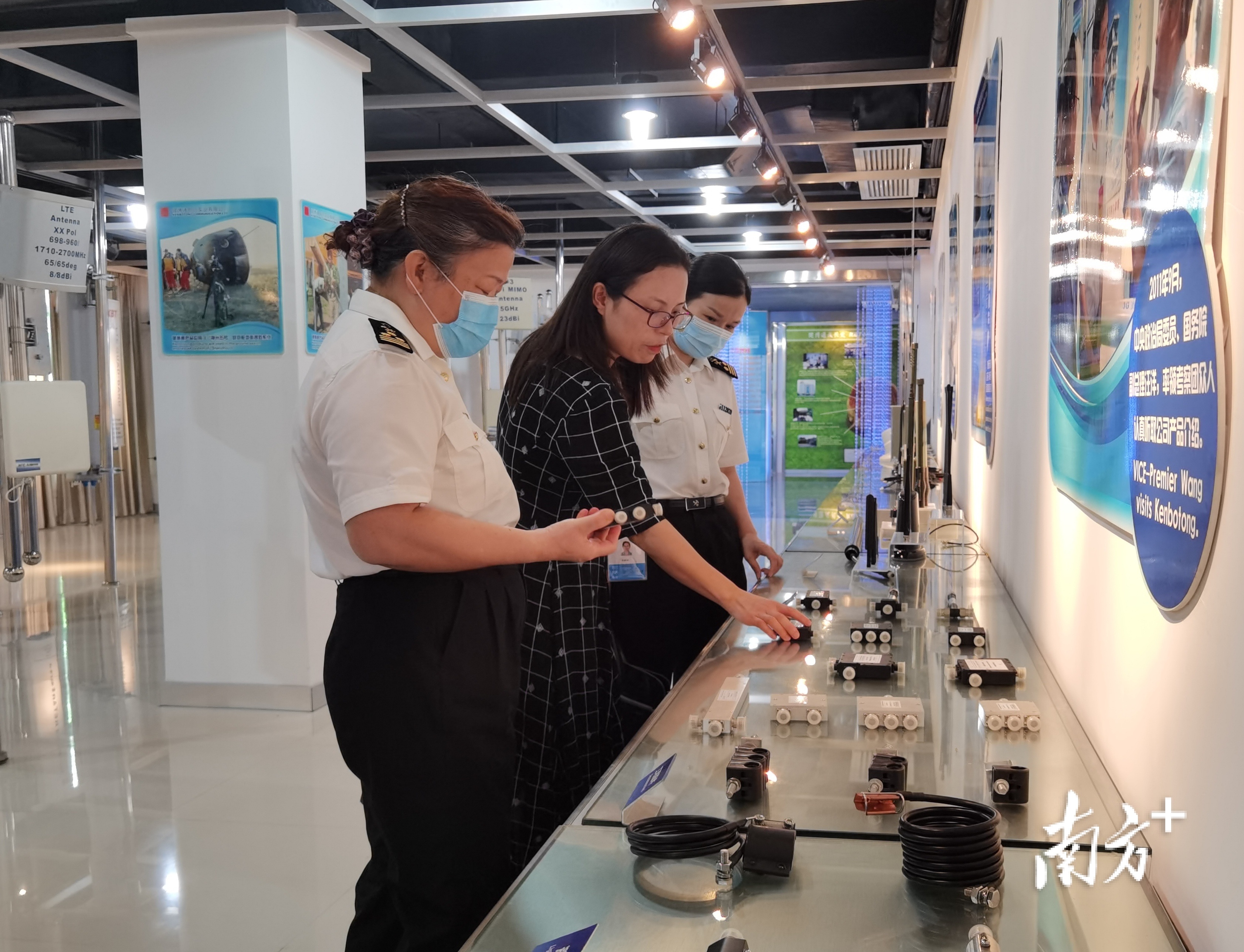 佛山海关工作人员到企业调研。 佛山海关工作人员到企业调研。