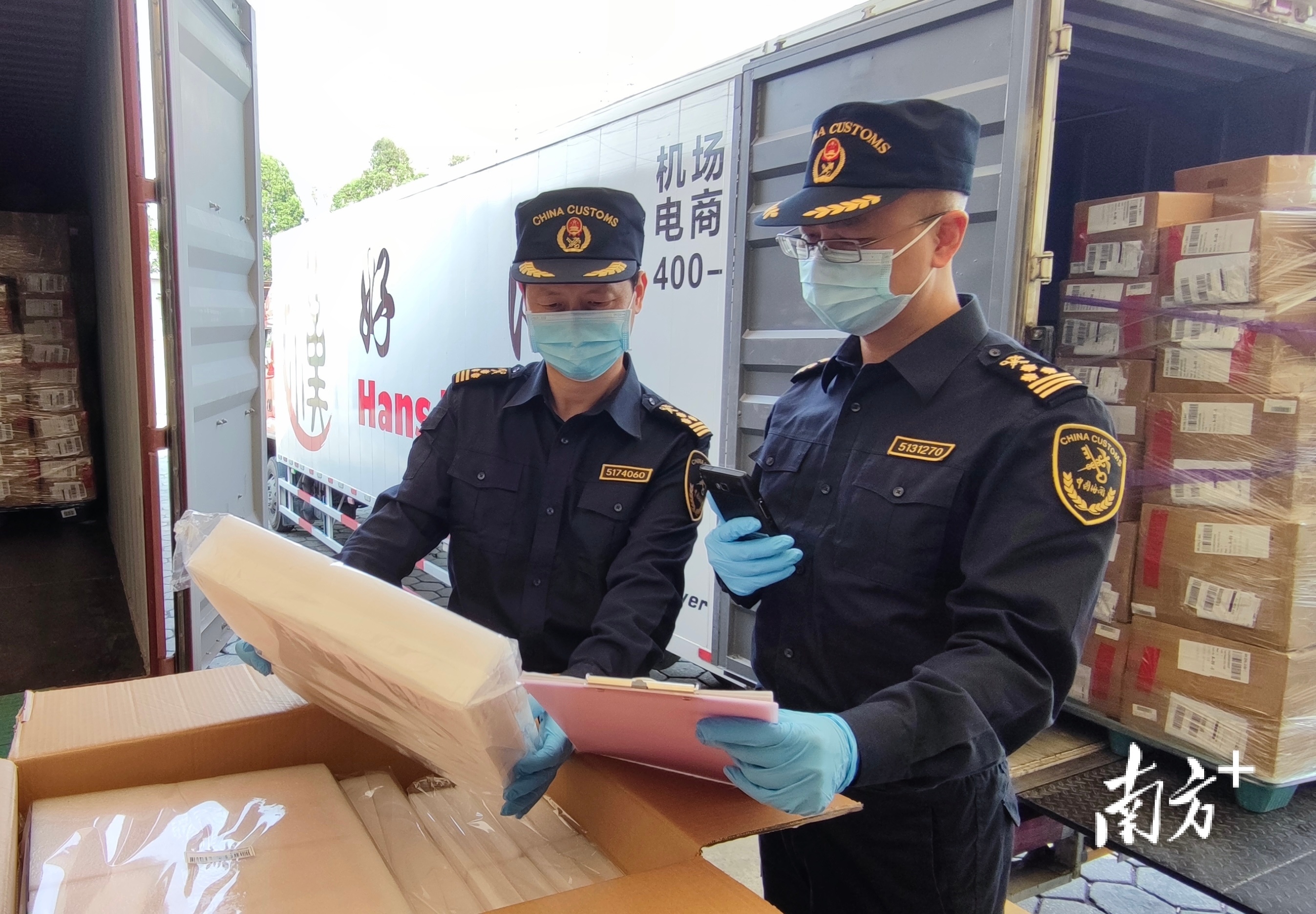 佛山海关关员验放出口跨境电商货物。 佛山海关关员验放出口跨境电商货物。