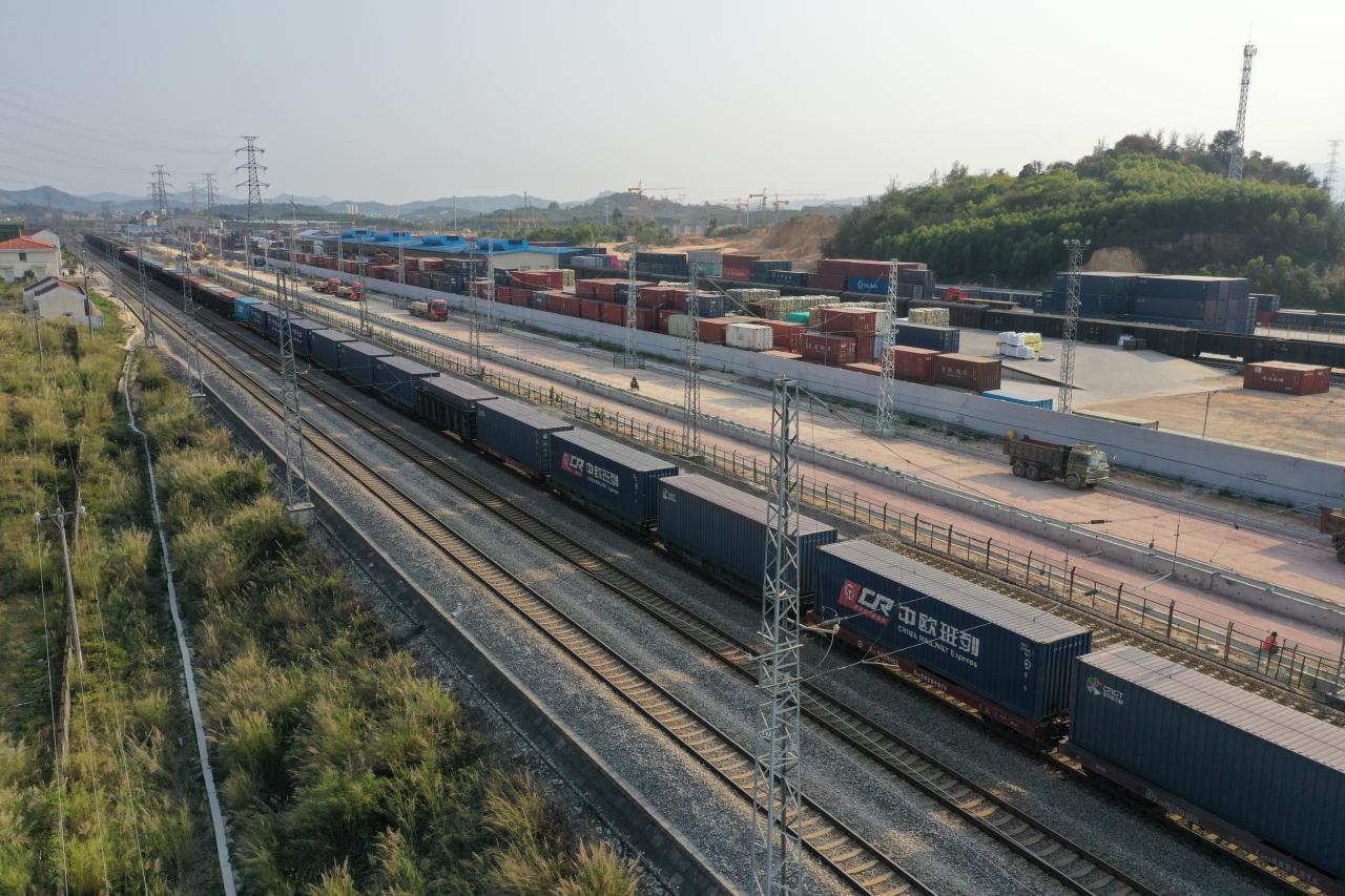 “江门号”中欧国际货运班列宛如“钢铁驼队”,蓄势待发。冯铭军 摄 “江门号”中欧国际货运班列宛如“钢铁驼队”,蓄势待发。冯铭军 摄