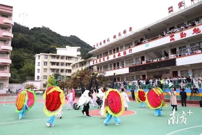 在德庆县回龙镇乡村“复兴少年宫”,孩子们跳起了非物质文化遗产“白鹤舞”。 在德庆县回龙镇乡村“复兴少年宫”,孩子们跳起了非物质文化遗产“白鹤舞”。