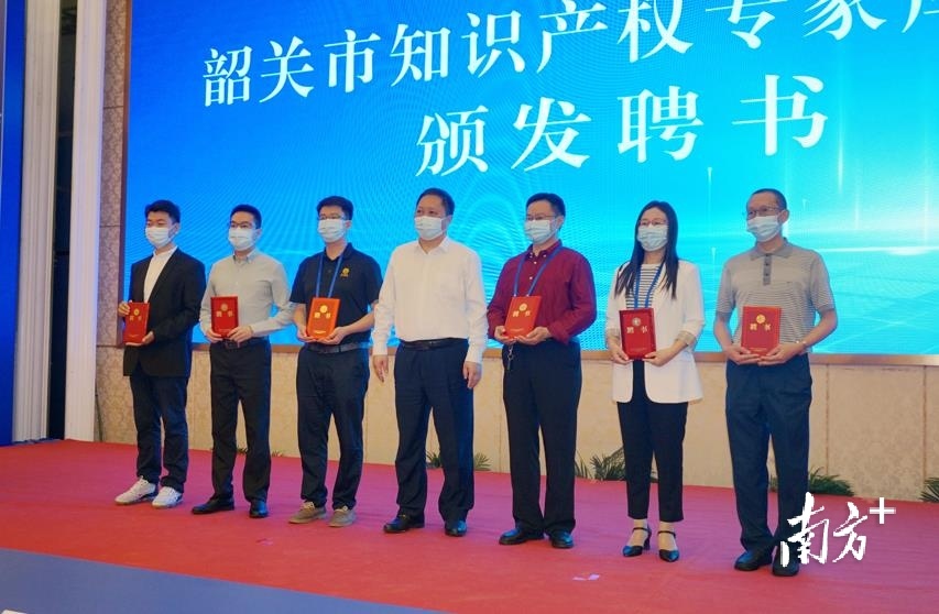 专家代表获颁聘书。钟政宽 摄