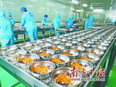 亿海食品生产车间，工人在分装投入产品底料。受访者供图