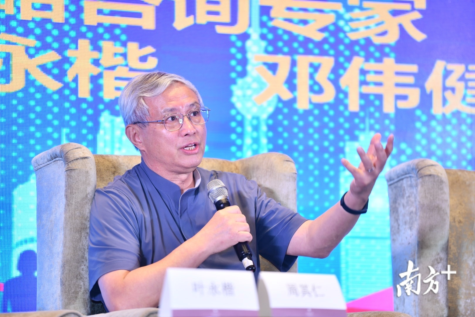 周其仁。 周其仁。