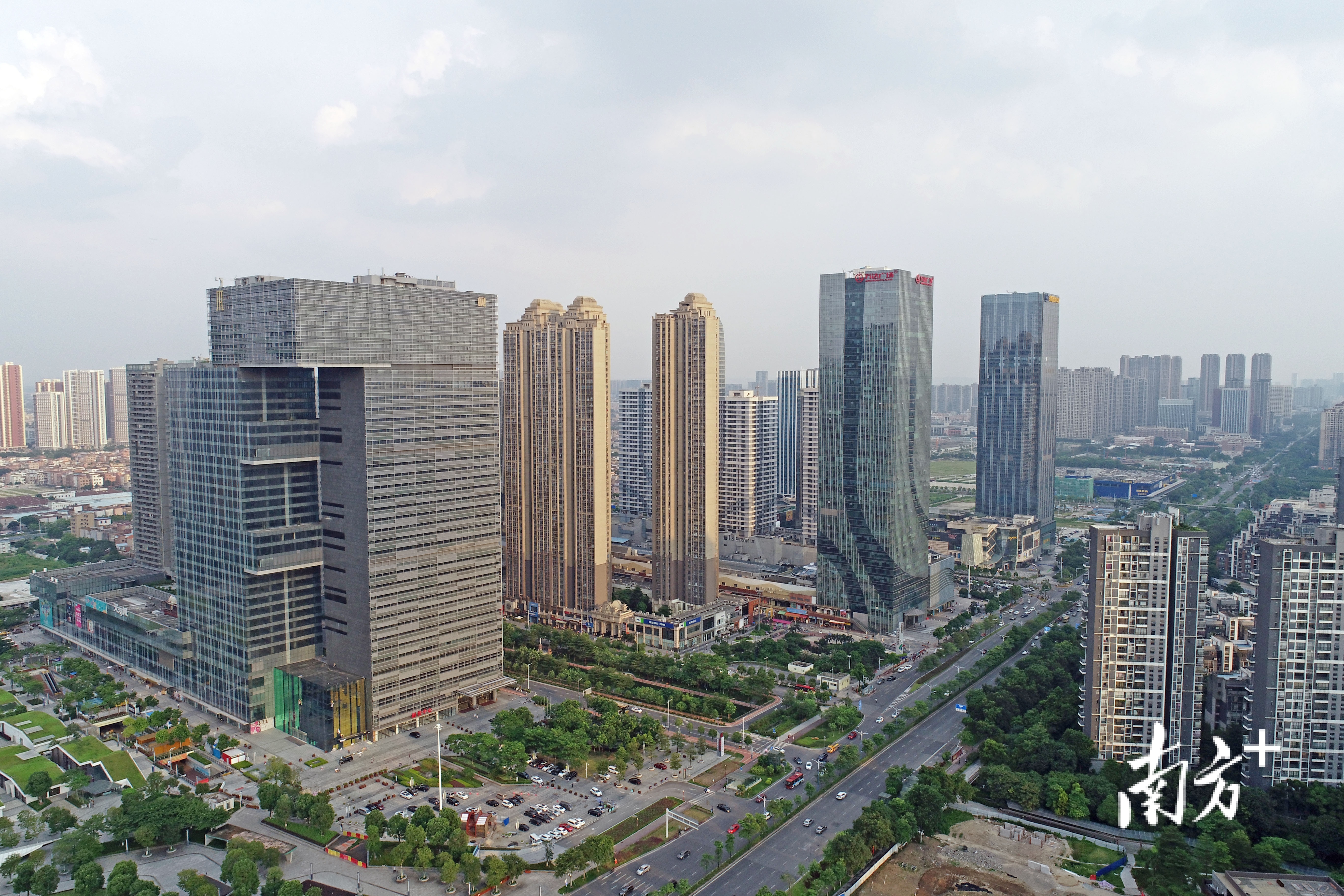 千灯湖商圈聚集了多个大型的商业综合体。南方日报记者 戴嘉信 摄 千灯湖商圈聚集了多个大型的商业综合体。南方日报记者 戴嘉信 摄