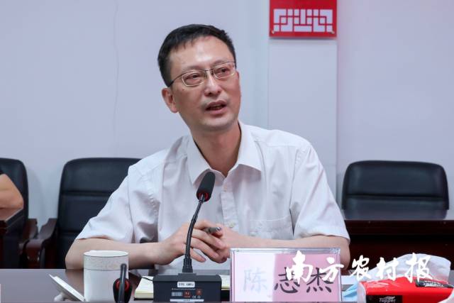 省信访局党组成员、副局长陈志杰。  