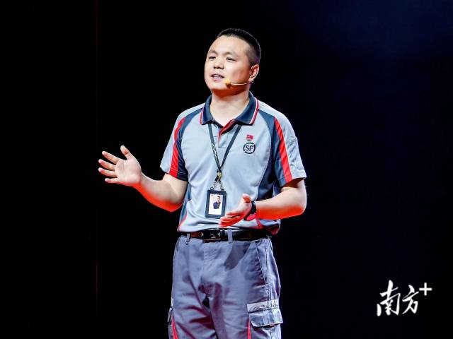 顺丰速运有限公司重货收派员秦文冲。