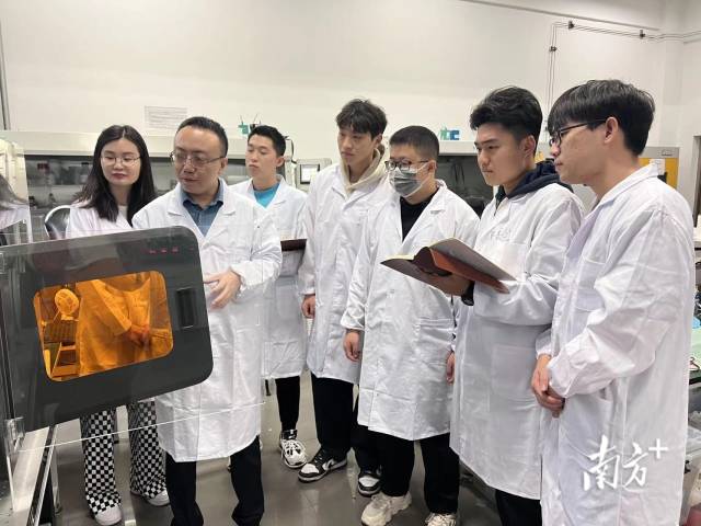 华南理工大学机械与汽车工程学院教授袁伟（左二）。
