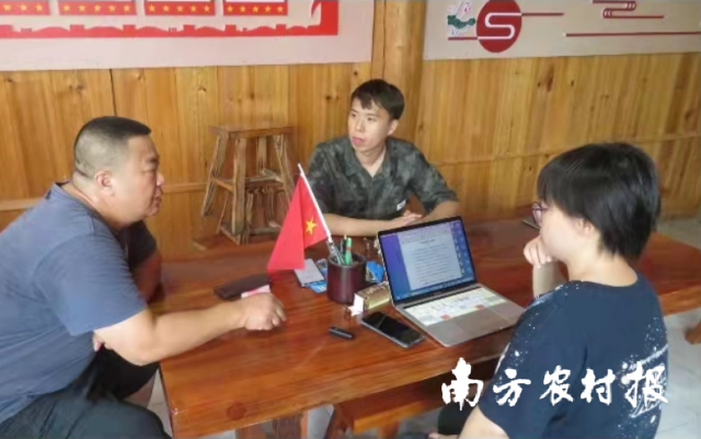 图为麦知优才负责人梁嘉俊（左二）访谈乡村致富带头人。