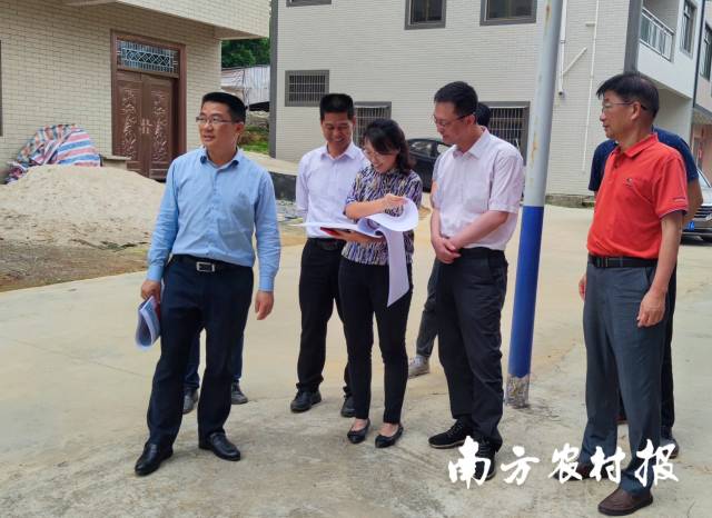 陈志杰一行到平定镇坝尾村调研村庄建设及规划情况。