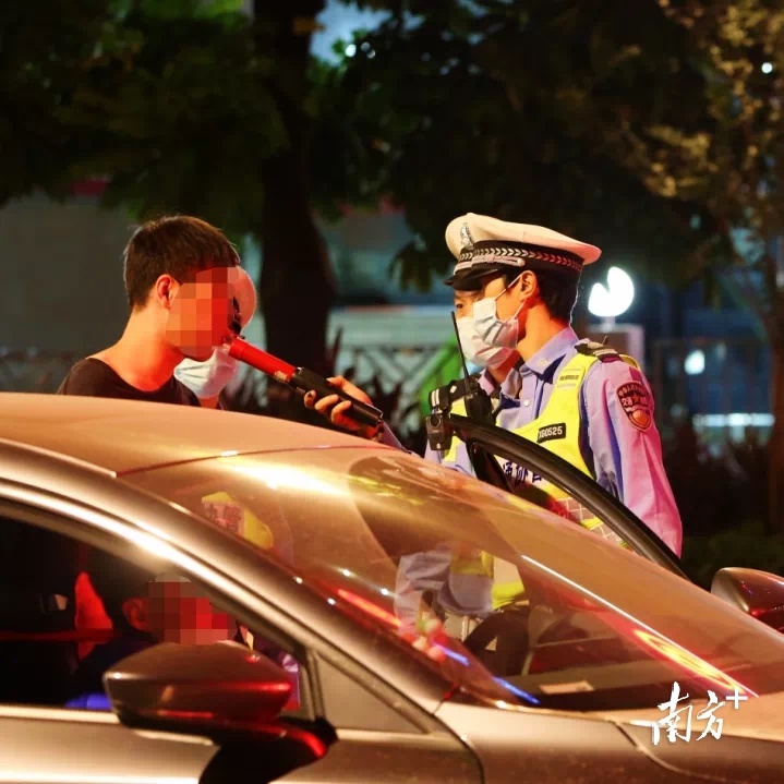 交警正在查酒驾