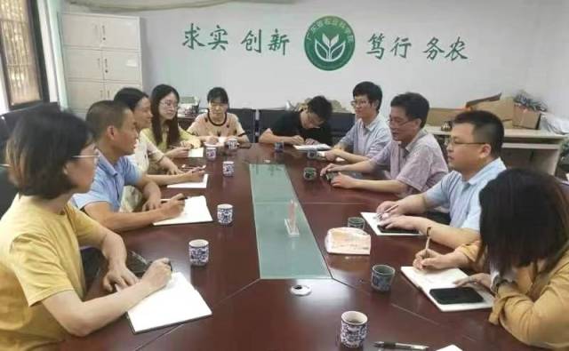 专家们在进行科企合作交流座谈会。