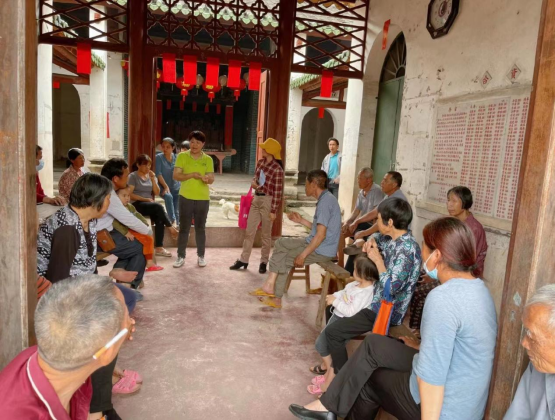  开在村民家门口的会议