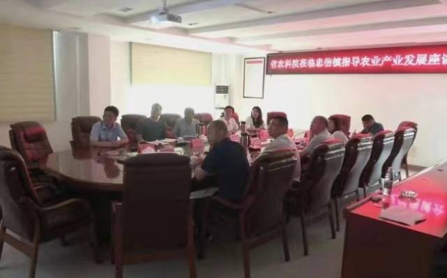 省农科院蔬菜所专家与当地农业部门联合举行交流会。