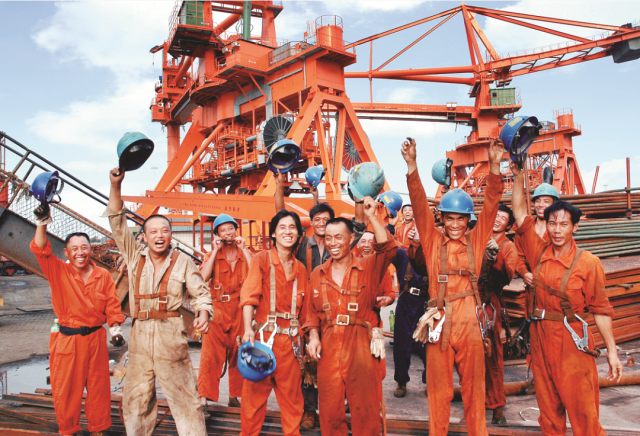 2006年7月,深圳友联船厂的建设者们.郑丽萍摄(人民视觉)