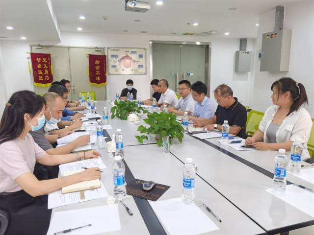 合作双方代表们在交流。