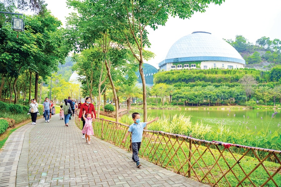 昨日，市民在惠州植物园观光游玩。惠州日报记者汤渝杭 摄
