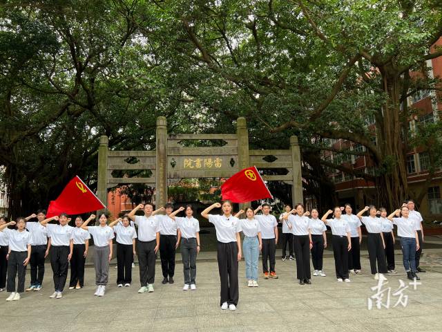 23名岭师青年用快闪宣誓献礼建团百年。