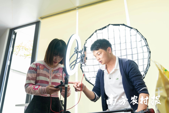 罗佩玲与曾发超一起负责直播带货等农产品销售工作。南方农村报 谭家富 拍摄