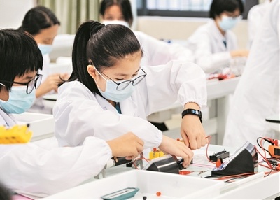 物理实验课上，一位同学进行实验操作。