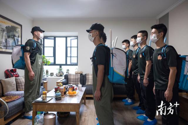 以退役军人为主要组成成员的"光荣到家"家政队伍在荔湾区某民宅进行全