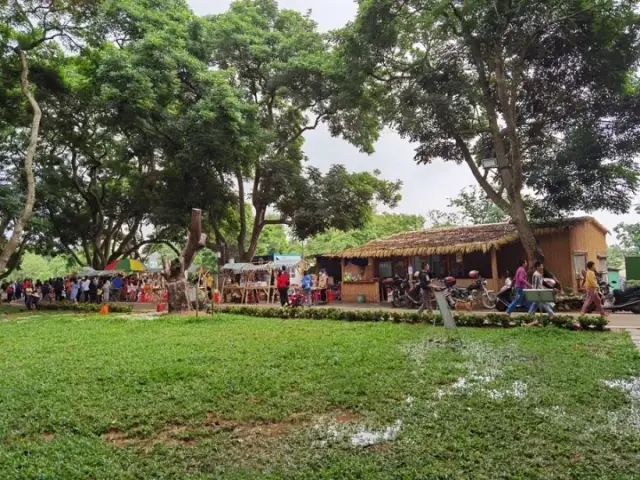 游人在古榄园游玩。惠州报业全媒体记者李燕文 摄