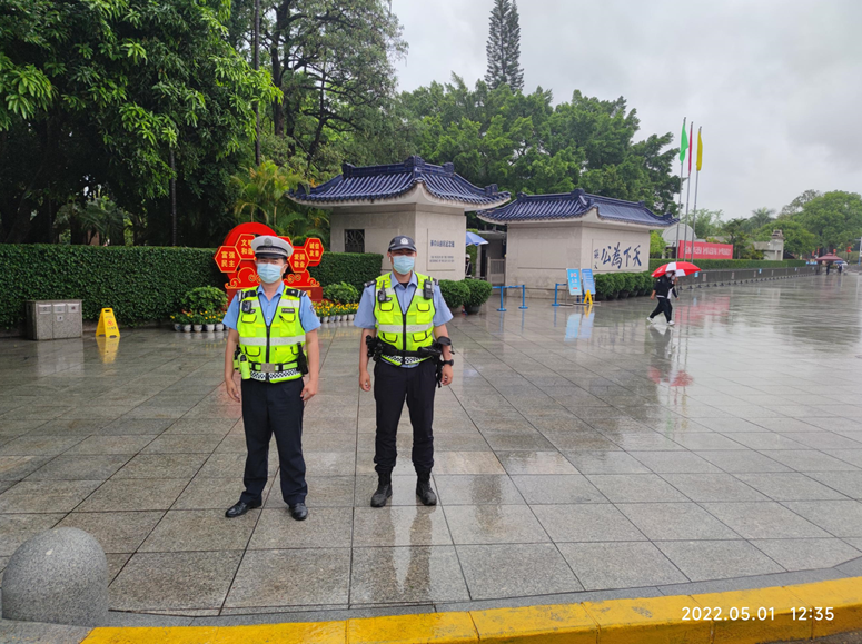 交警大队巡逻警力发现后,为避免造成交通拥堵,立即上前帮助司机将车推