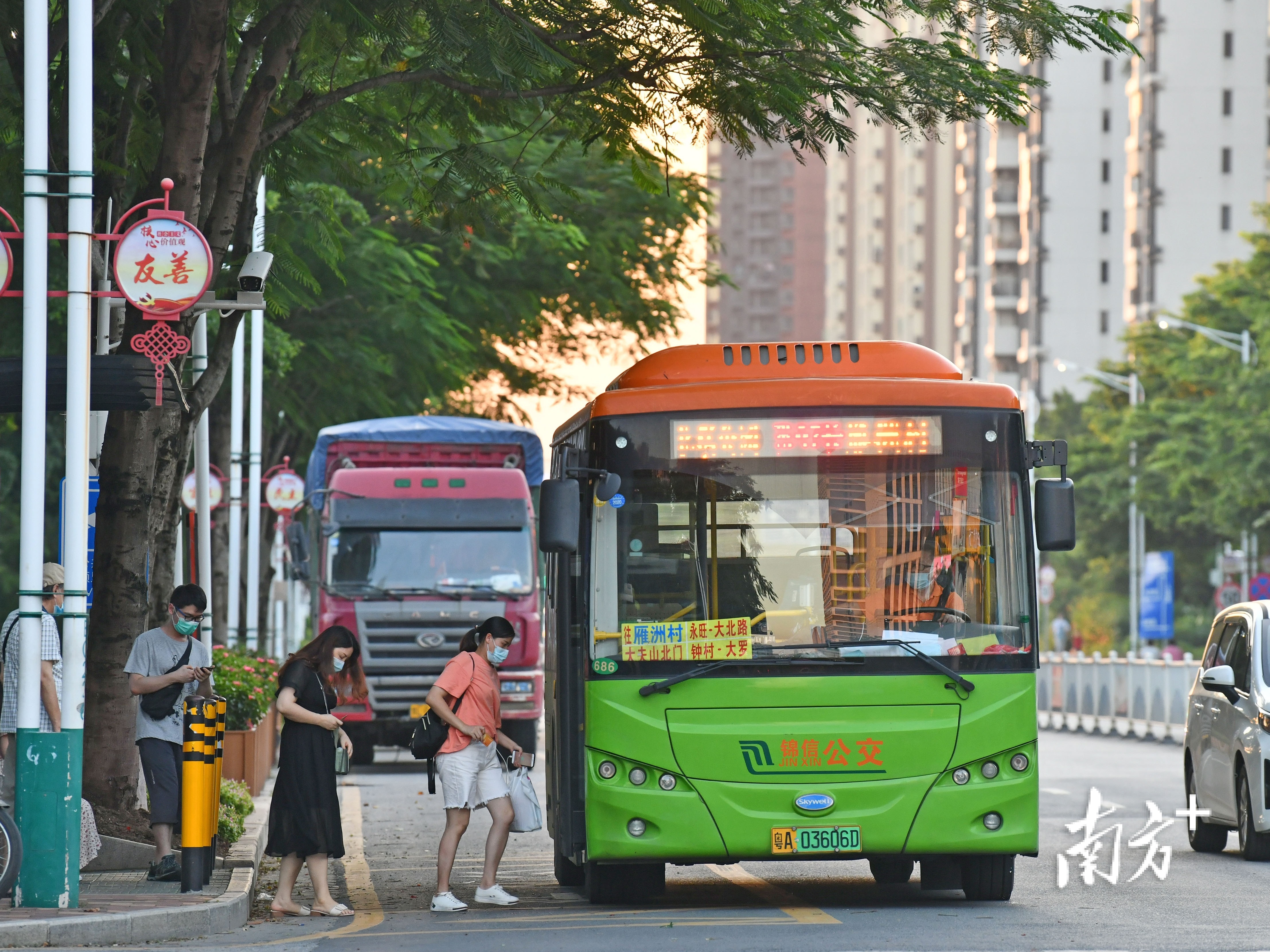 从北滘通往广州的粤A牌照公交车。戴嘉信摄