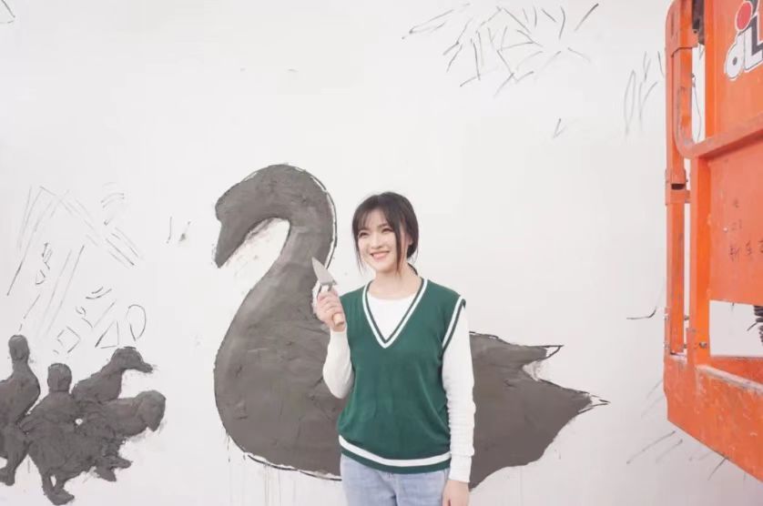 <b>凯发K8国际娱乐官网入口|快播精简|制作马冈鹅壁画“刮腻子”女孩为“马冈优品”打</b>