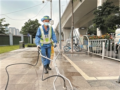 天河区城市管理第三保洁所清洁队在清洁路面上的油污。广州日报全媒体记者陈钧圣 摄