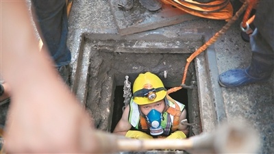 一名通渠人下入渠箱，开展渗漏点修补工作。广州日报全媒体记者李波、甄志良、顾展旭 摄