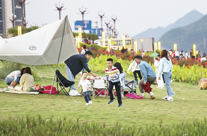 “五一”假期，不少市民游客在江滨公园露营野餐游玩。 西江日报记者 梁小明 摄