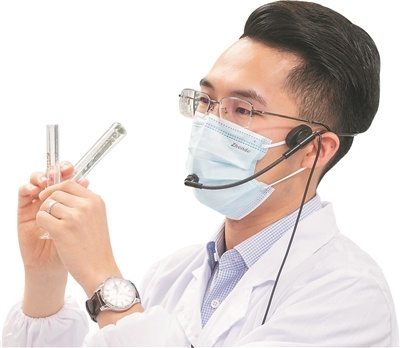 化学实验课上，老师向同学们介绍实验要领。