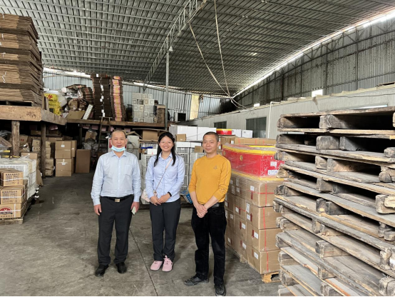 曾炜莹将产品成功上架后与商家留念